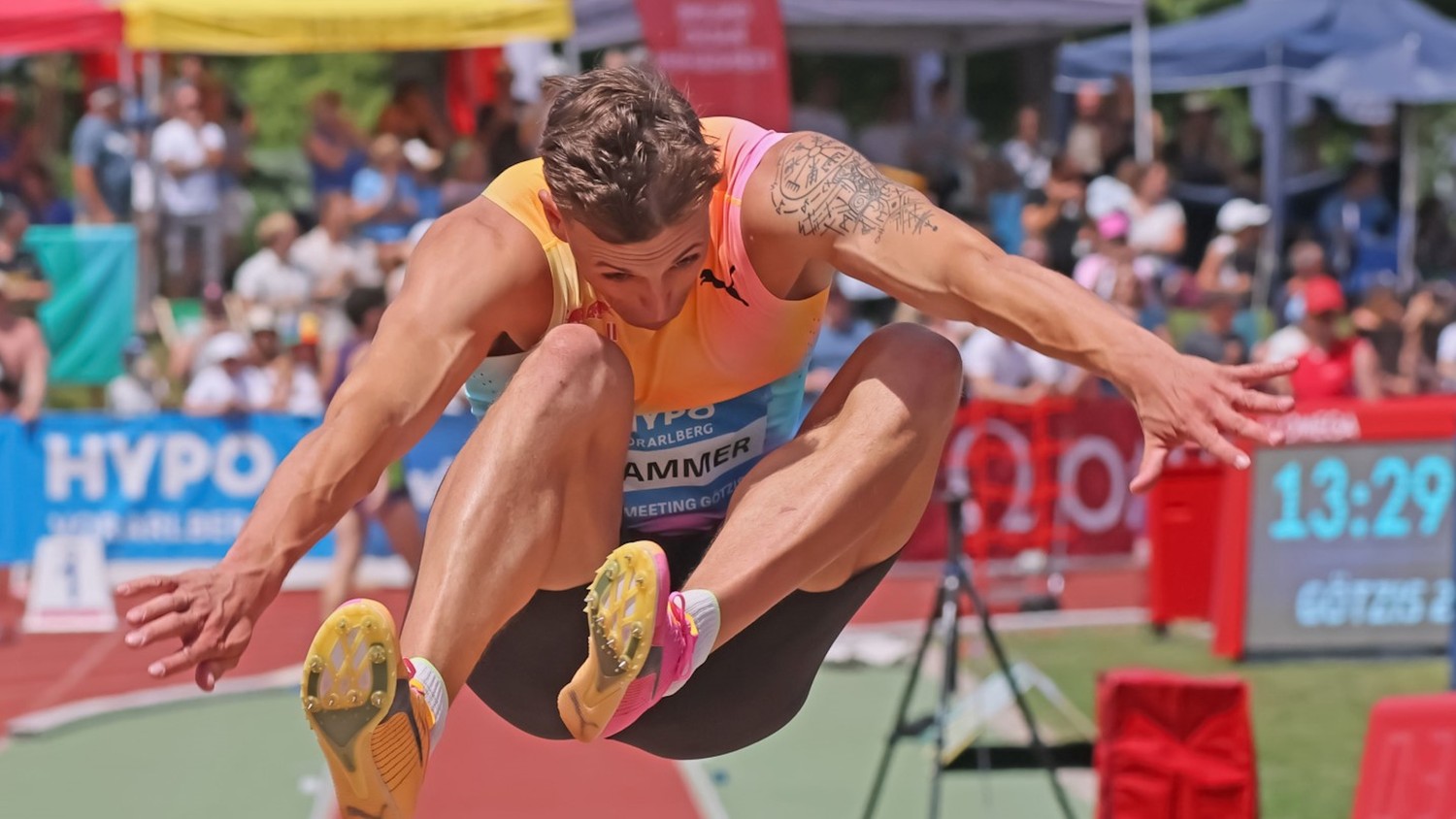 Mit 8,51 Meter sprang der Schweizer Simon Ehammer heute beim 51. Hypomeeting in Götzis einen neuen Weltrekord innerhalb eines Zehnkampfes.  